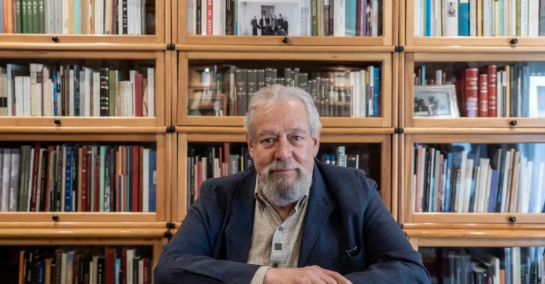 Es profesor de literatura hispanoamericana en la UNAM