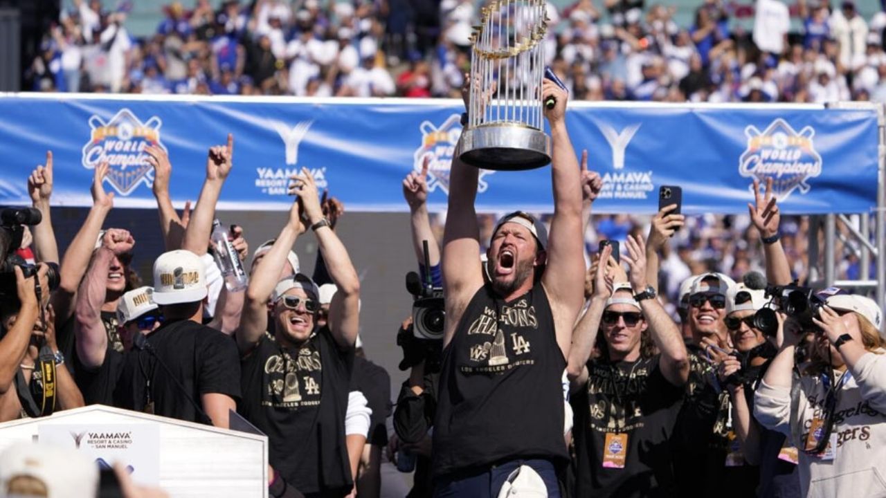 Desfila el campeón; Dodgers celebran con sus aficionados en Los Ángeles