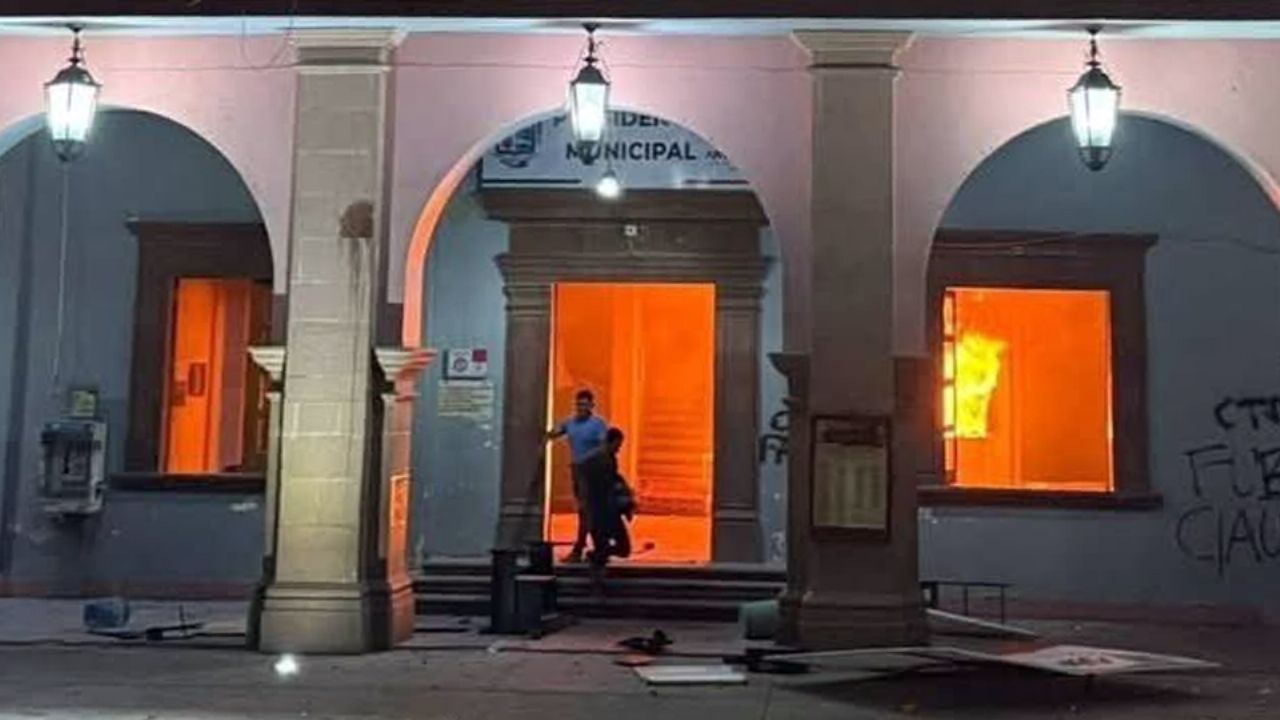 Tensión en Michoacán: Prenden fuego al palacio de Apatzingán por homicidio de Carlos Manzo