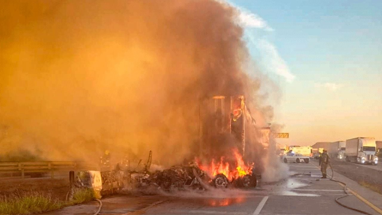 Cajeme: Conductor se salva por poco en incendio que calcinó un tráiler en Caseta de Esperanza