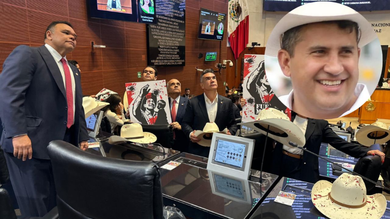 “Viva Carlos Manzo”: Legisladores guardan un minuto de silencio y colocan sombreros con sangre por asesinato de alcalde