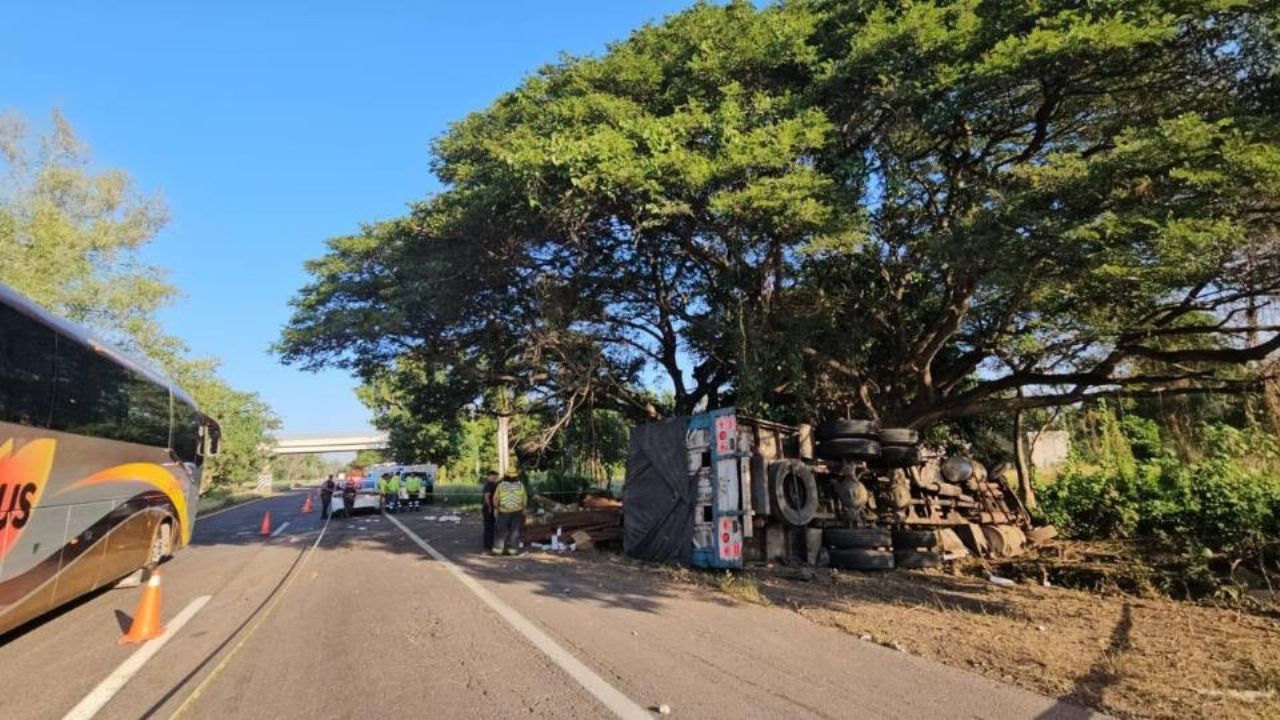 Camión de carga vuelca en la maxipista Culiacán-Mazatlán; chofer quedó prensado y falleció