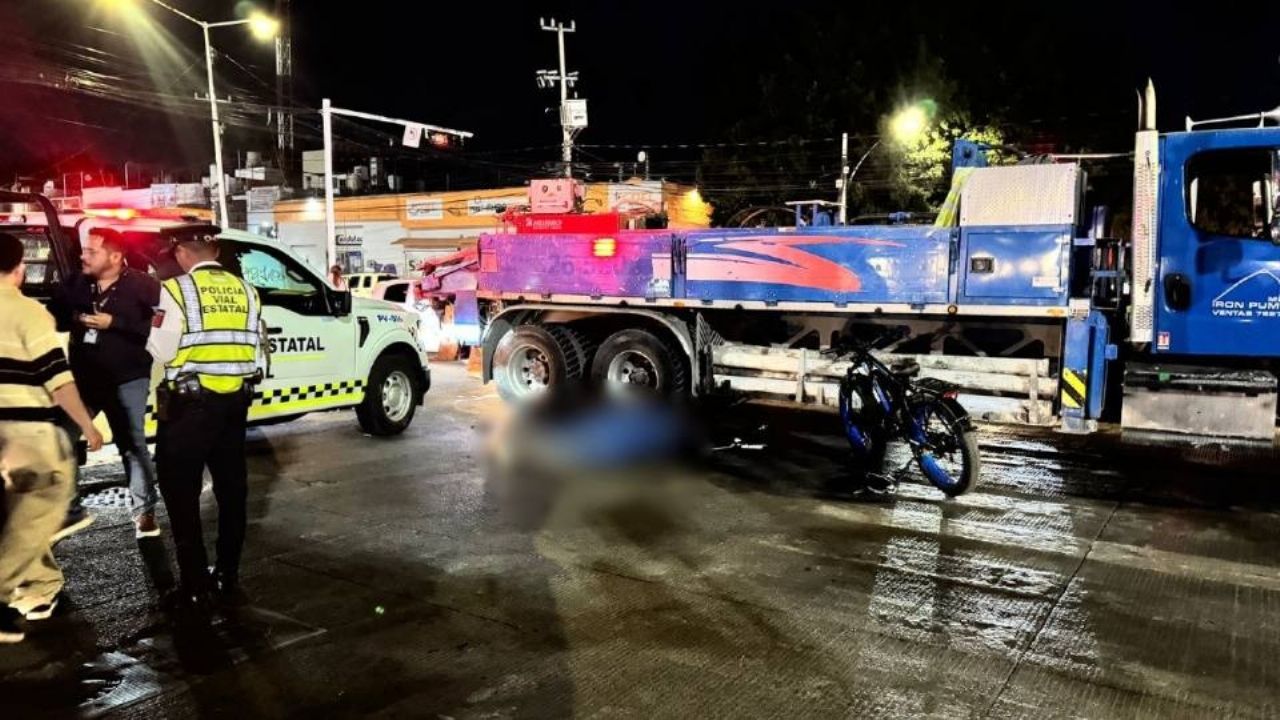 Ciclista pierde el control al esquivar peatones y muere arrollado por camión en Guadalajara