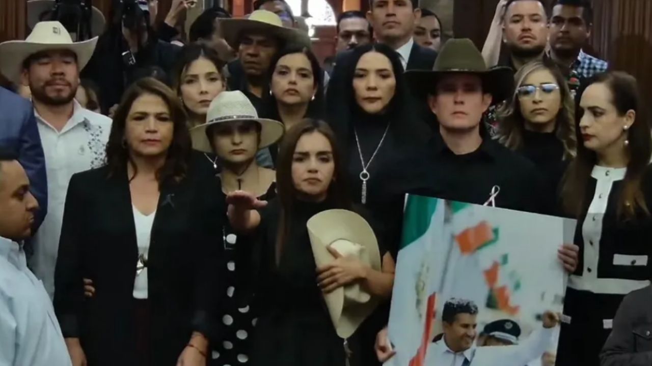 (VIDEO) Grecia Quiroz rinde protesta como alcaldesa sustituta de Uruapan, tras asesinato de su esposo, Carlos Manzo