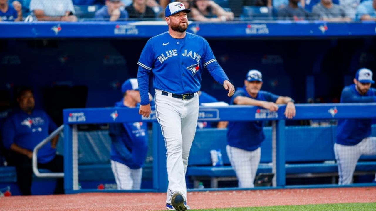 Toronto ejerce la opción de contrato del manager Schneider, Mattingly deja al equipo