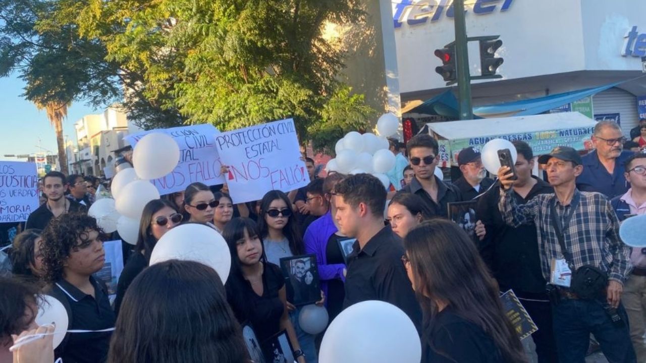 Estudiantes marchan para exigir justicia en caso Waldo’s de Hermosillo; piden creación de ley 1 de noviembre