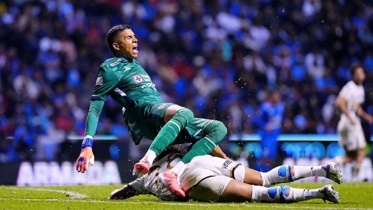 Alarmas en Cruz Azul: Kevin Mier en duda para la Liguilla 2025 tras fuerte entrada de Carrasquilla
