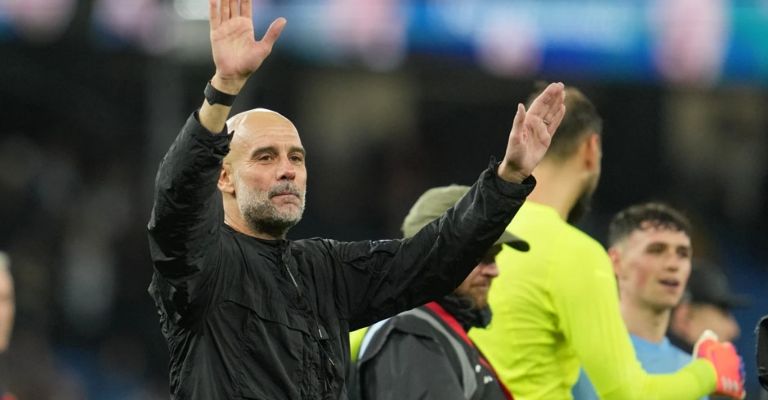 Pep festeja con los seguidores del equipo