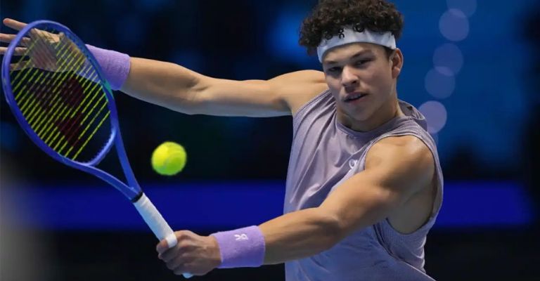 Shelton también inició con un triunfo