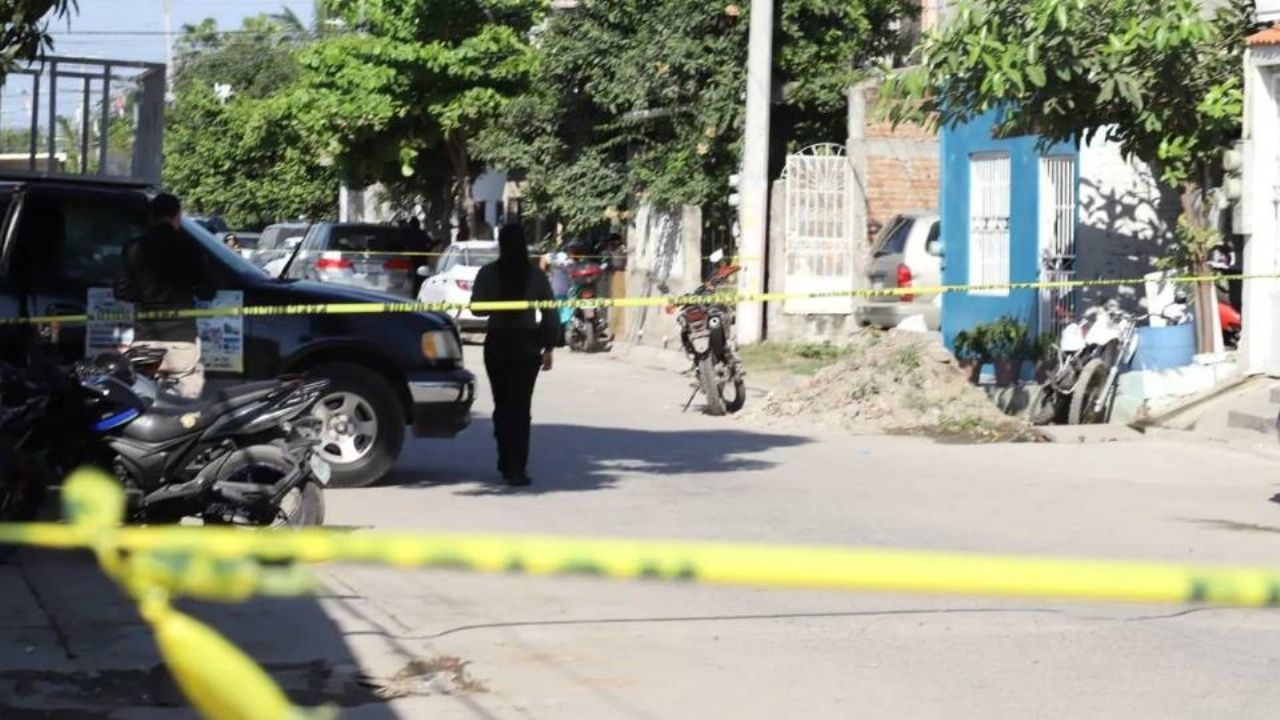 Motosicarios irrumpen en vivienda y asesinan de varios balazos a padre e hijo en Mazatlán