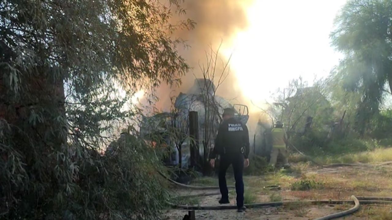 Otro incendio en Hermosillo: Fuego consume una decena de vehículos dentro de deshuesadero