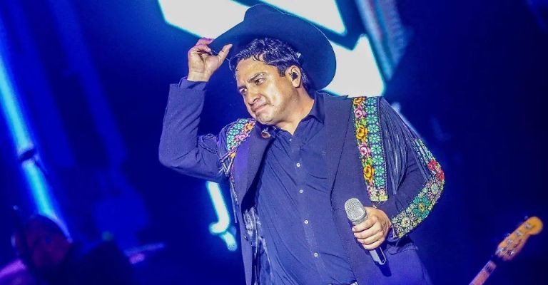 Critican a Julión Álvarez por destrozar celular de un fan en concierto