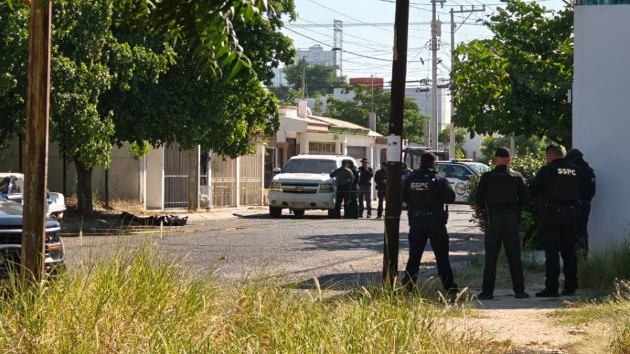 Hallan a persona asesinada envuelta en plástico y junto a narcomensaje al norte de Culiacán