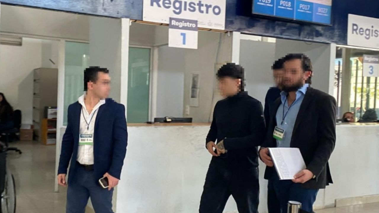 Junior H se presenta ante la Fiscalía de Jalisco tras acusaciones de cometer apología del delito tras cantar ‘El Azul’