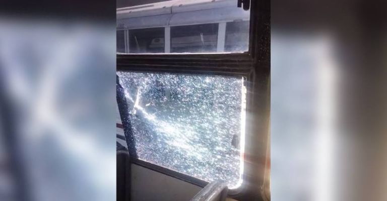 Uno de los proyectiles se impactó de lleno contra una de las ventanas de la unidad.