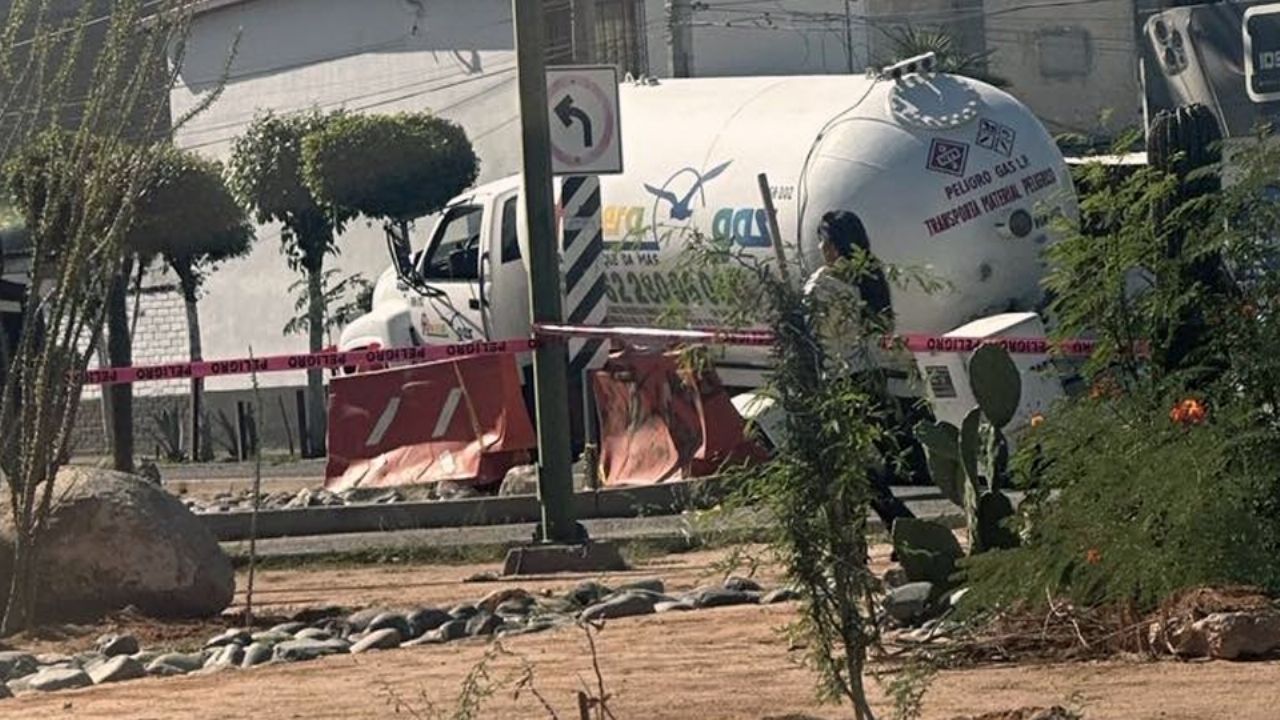 Genera alerta en Hermosillo caída de pipa de gas a socavón; gasolinera y casas fueron evacuadas