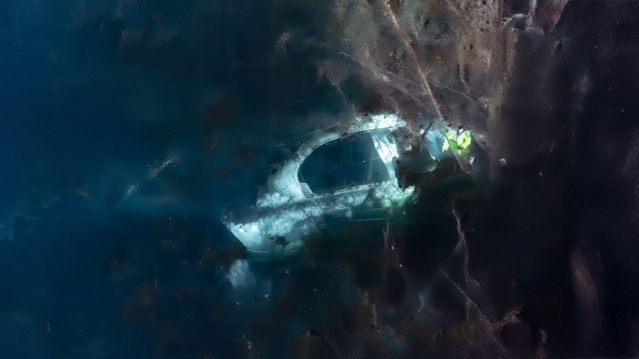 Conducía borracho: Rescatan a conductor de vehículo tras caer al Canal Bajo en Cajeme