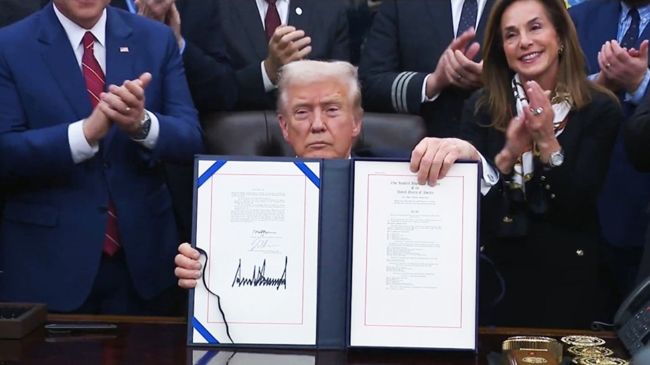 Trump firma acuerdo que pone fin al cierre del Gobierno, el más largo de la historia de EU