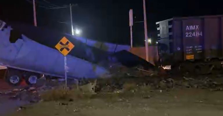 El tráiler quedó partido en dos al ser arrollado por el tren cerca de la presa Abelardo L. Rodríguez 