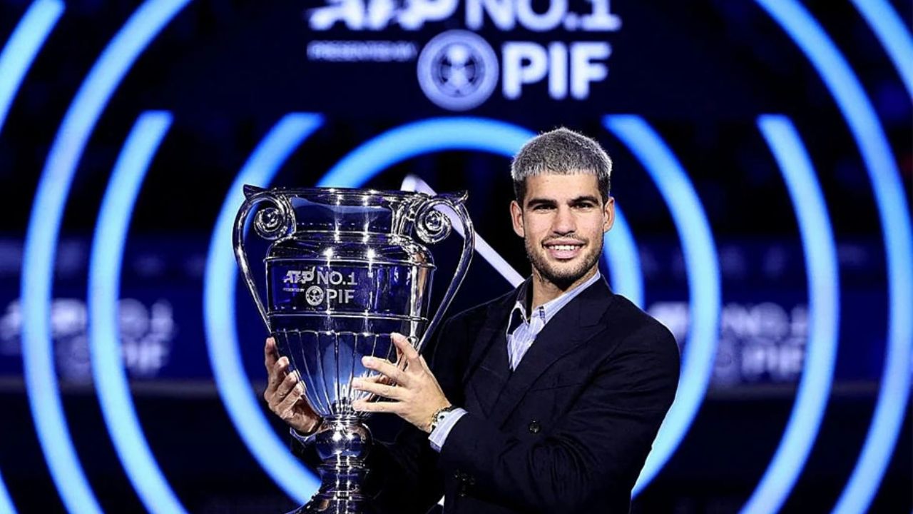 “Un gran logro”: Carlos Alcaraz festeja tras recibir su trofeo como número 1