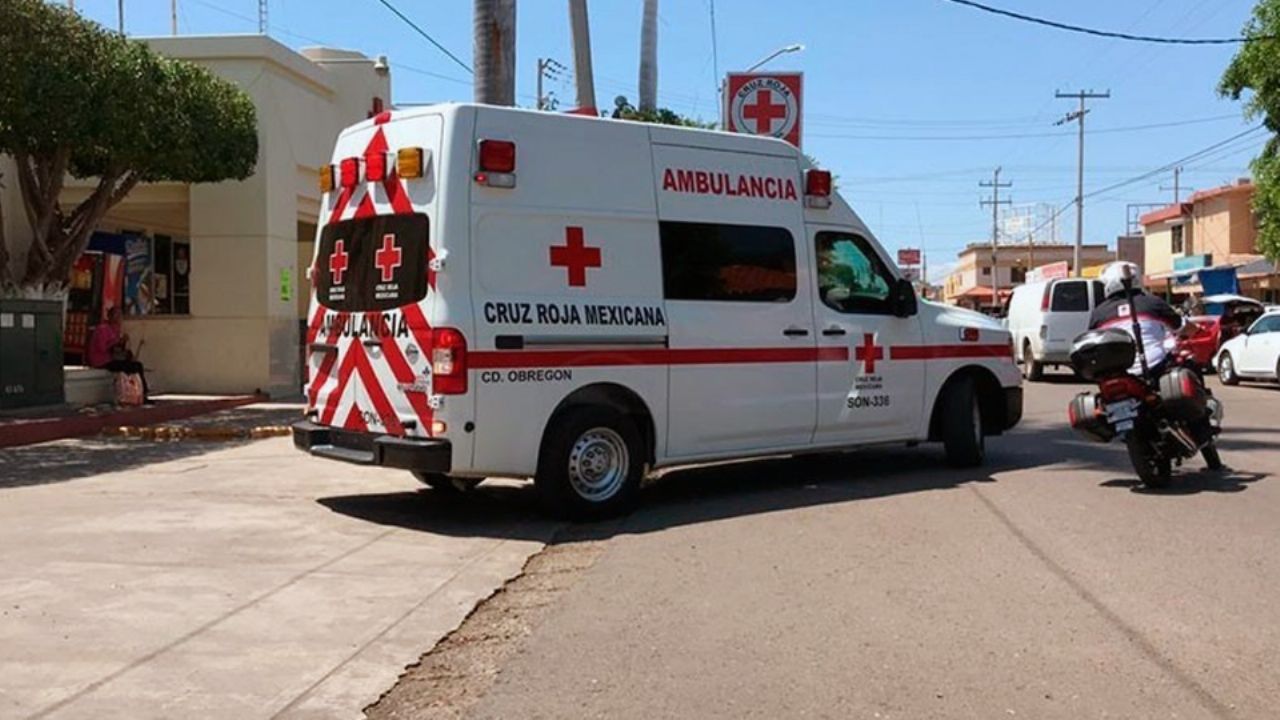 Joven motociclista sufre accidente por culpa de un balón en Ciudad Obregón; fue hospitalizado