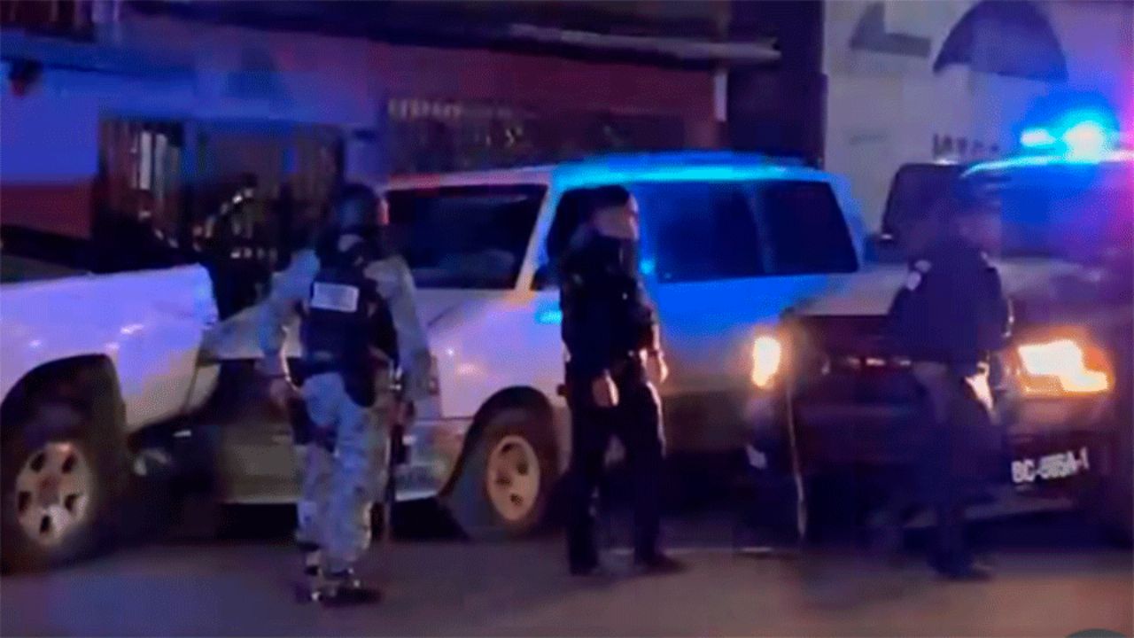 Tijuana: Descubren dos cadáveres dentro de un vehículo con narcomensaje en la Sánchez Taboada