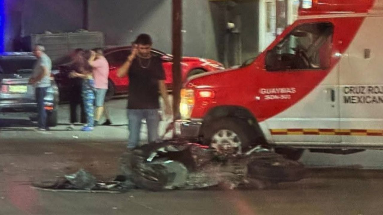 Alerta en Guaymas: Motociclista se impacta contra camioneta en el Centro y resulta lesionado