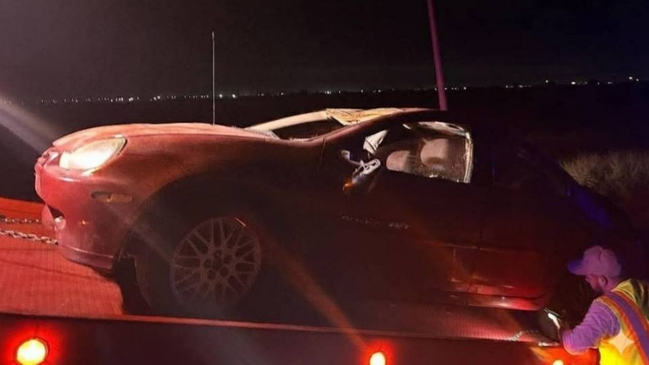 Vehículo cae a un dren al esquivar el cadáver de un perro a las afueras de Ciudad Obregón