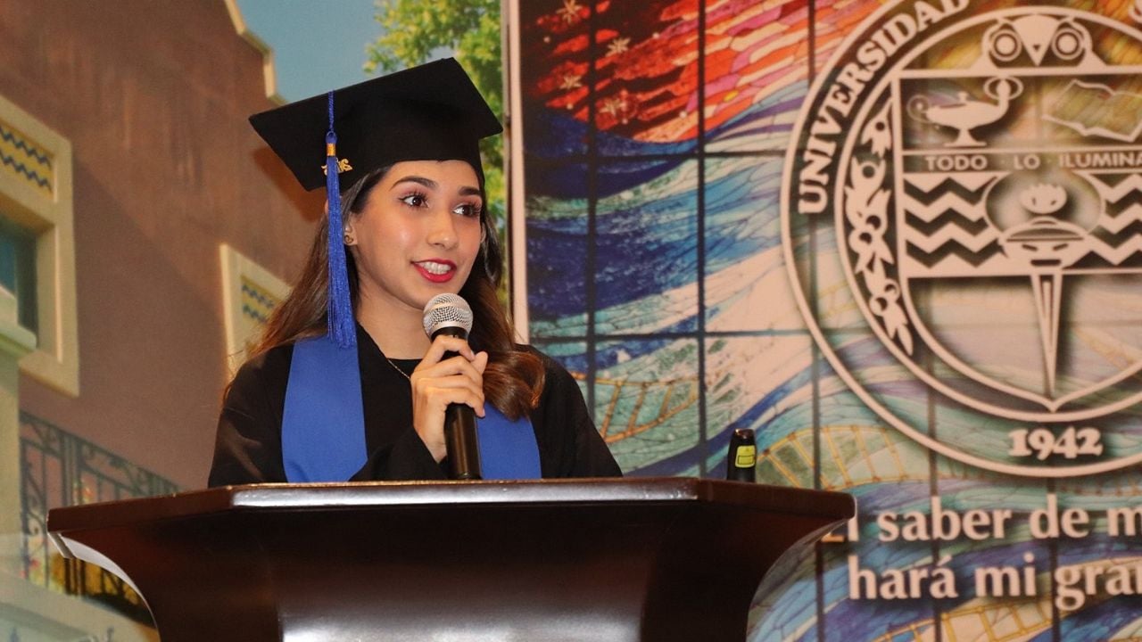 Ana Sofía, estudiante de excelencia en Unison Navojoa; se convirtió en la mejor estudiante de su generación