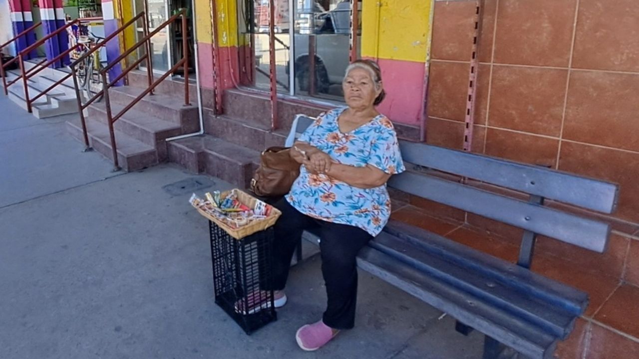 Empalme: Con 80 años, doña María Luisa se ayuda de la venta de golosinas para salir adelante