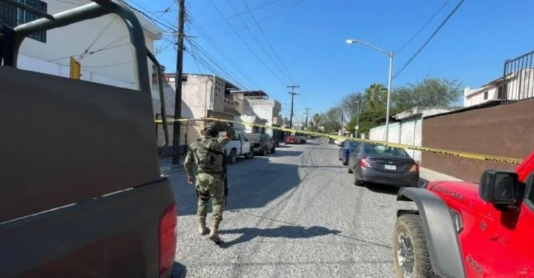 Autoridades de los diferentes niveles de gobierno acudieron al lugar del ataque.