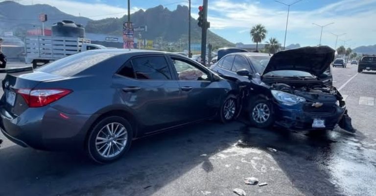 En el percance vial se vieron involucrados tres vehículos.