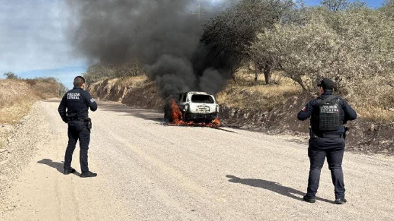 Abandonan vehículo en llamas al norte de Sonora; investigan posible agresión a tripulantes