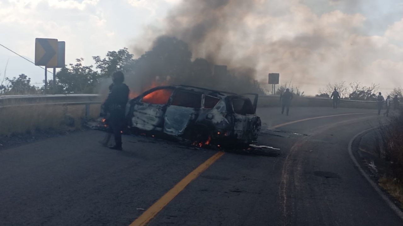 VIDEOS: Se registran ‘narcobloqueos’ y quema de vehículos por operativo contra líder del CJNG en Michoacán