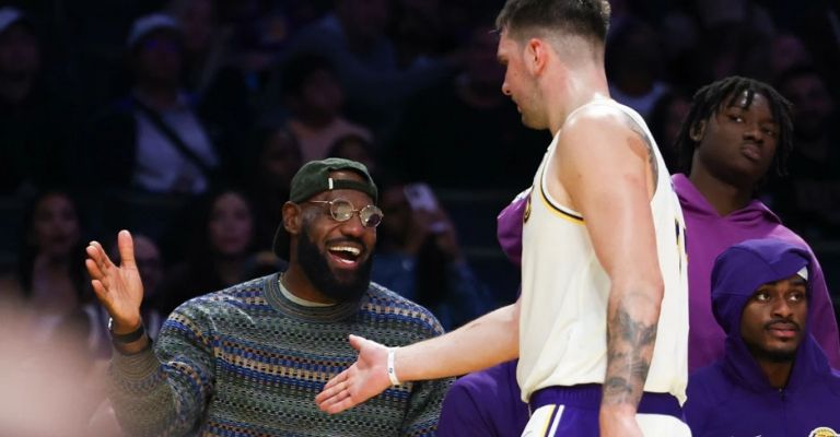 LeBron ha estado apoyando al equipo desde la banca