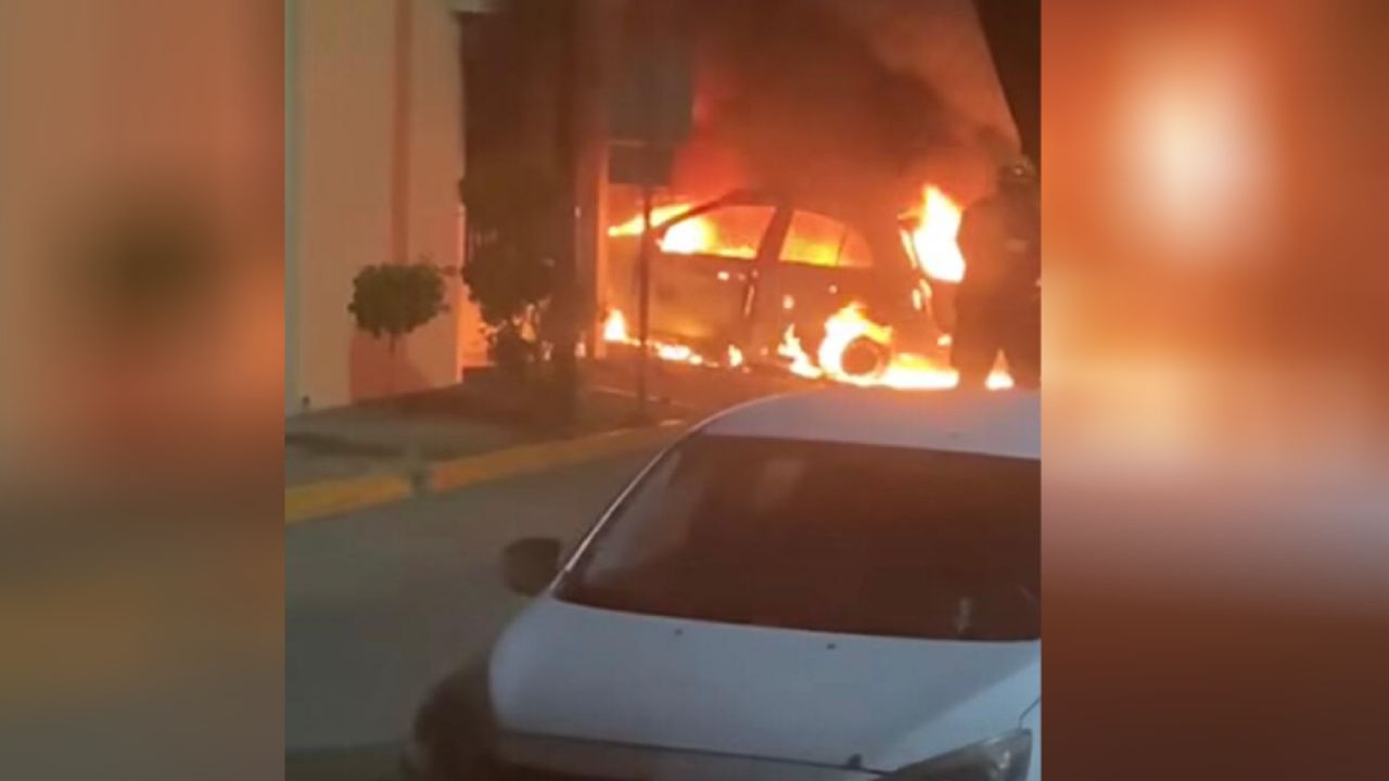 Culiacán: Vehículo choca contra portón de colegio y provoca incendio en la colonia Guadalupe