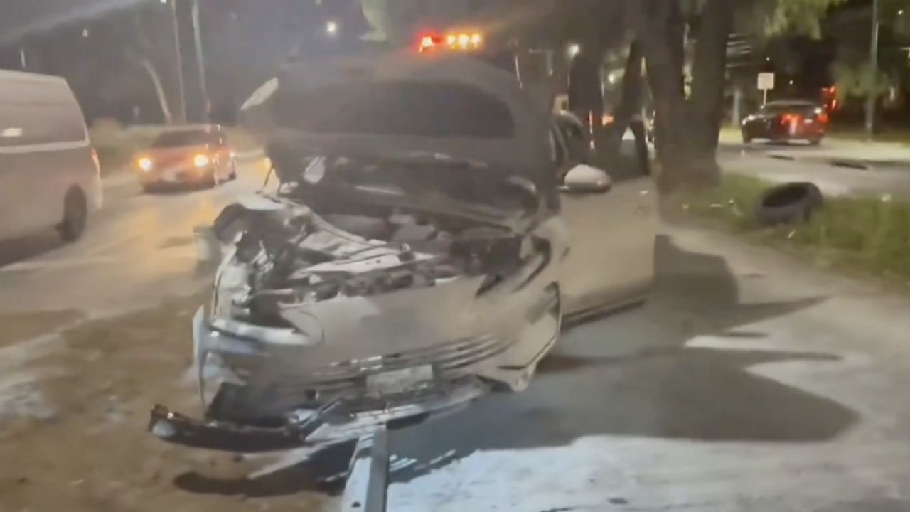 Código Rojo en CDMX: Hallan coche destruido y sin llantas en CU; desconocen paradero del conductor