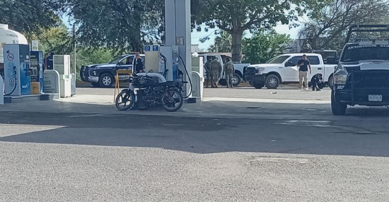La motocicleta en la que se desplazaba el agresor quedó abandonada en el lugar del ataque.