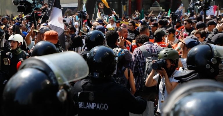 Los agentes formaron un muro sobre todos los carriles de Paseo de la Reforma 