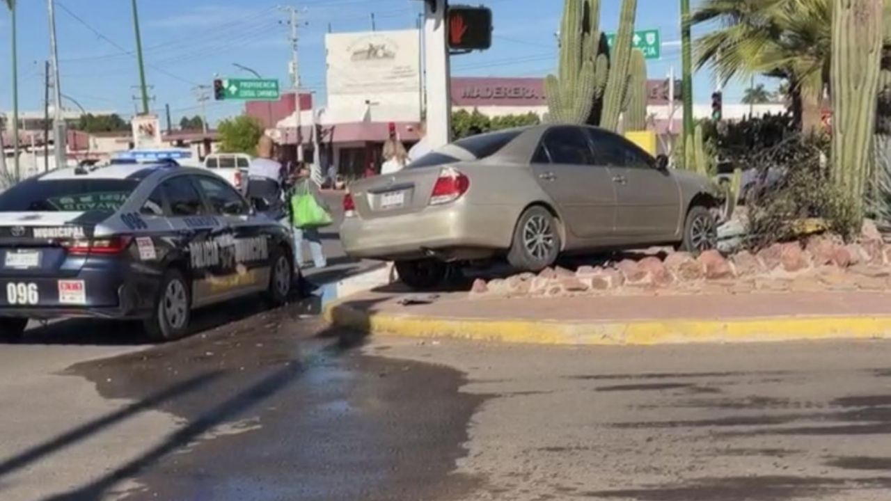 TREMENDO ACCIDENTE: Se sube a la guarnición y choca monumento frente a la cascada de Ciudad Obregón