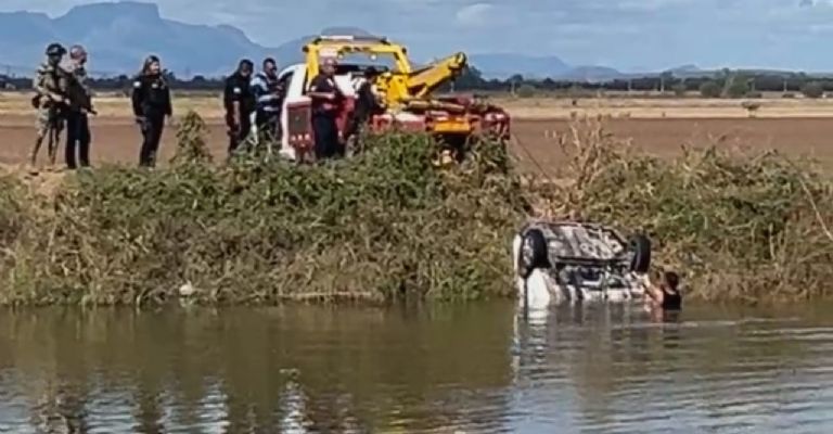 La unidad quedó volcada con las llantas hacia arriba tras caer en las aguas del Canal Bajo.