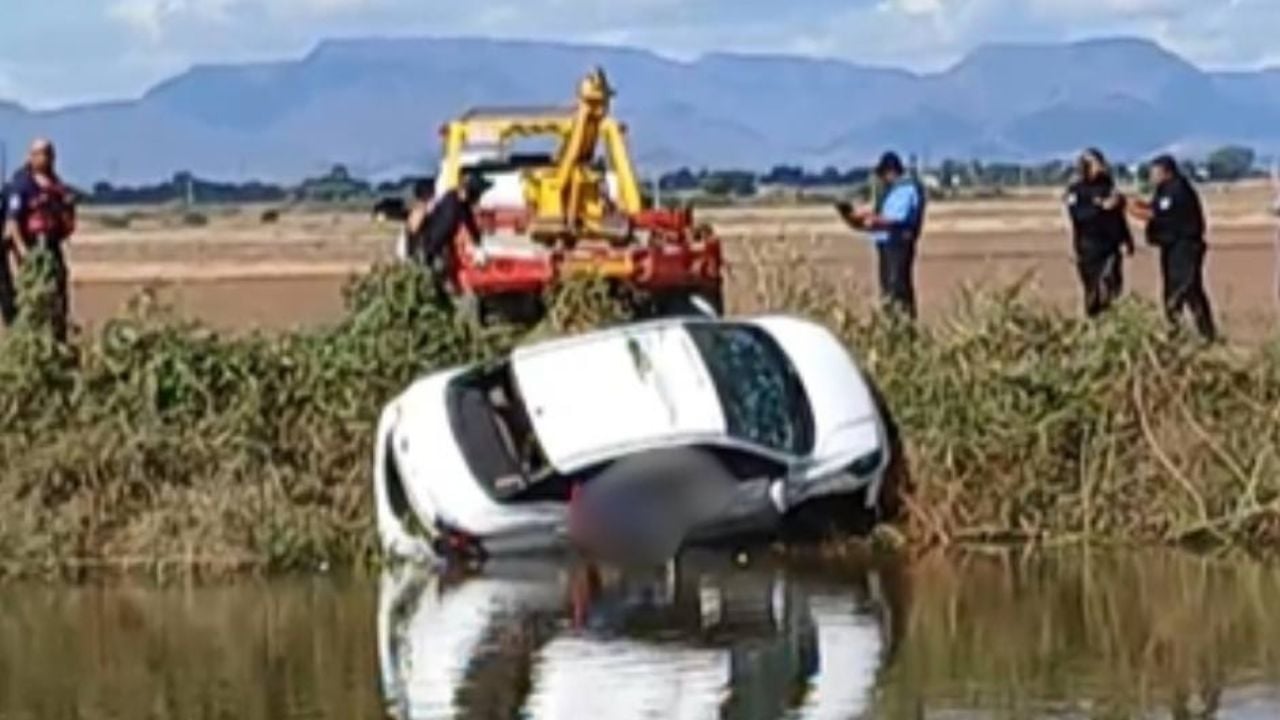 Tragedia al poniente de Ciudad Obregón: Fallecen dos personas tras caer con su auto a un canal