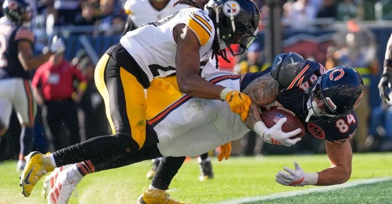 Colston Loveland de Chicago anota tras recibir un pase