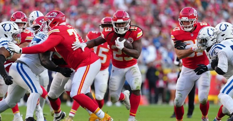 Hunt rebasó las cien yardas por tierra