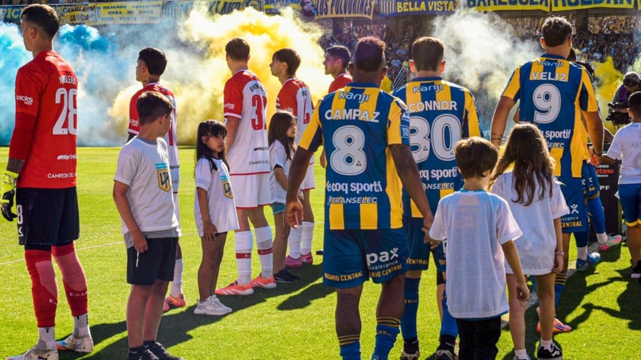 Estudiantes de La Plata recibe con protesta a Rosario Central tras el título impuesto por la AFA