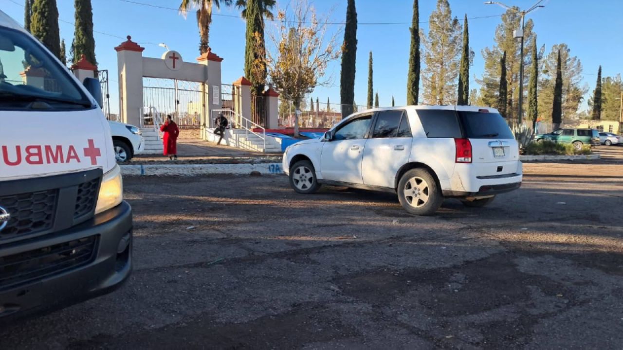 Conmoción al norte de Sonora: Policía aparece sin vida dentro de su vehículo en un panteón municipal