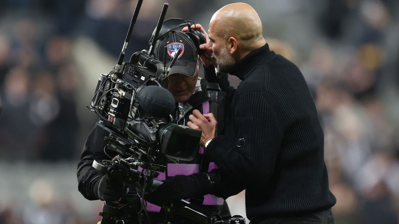 Pep Guardiola se enfrenta a grave polémica; el entrenador del Manchester City ‘pelea’ con camarógrafo