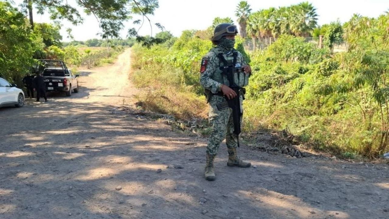 Con el rostro encintado e impactos de bala, localizan cuerpo en un canal de riego de Culiacán