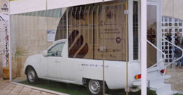 Adaptan el papamóvil de 2014 para brindar atención médica itinerante a niños de Gaza