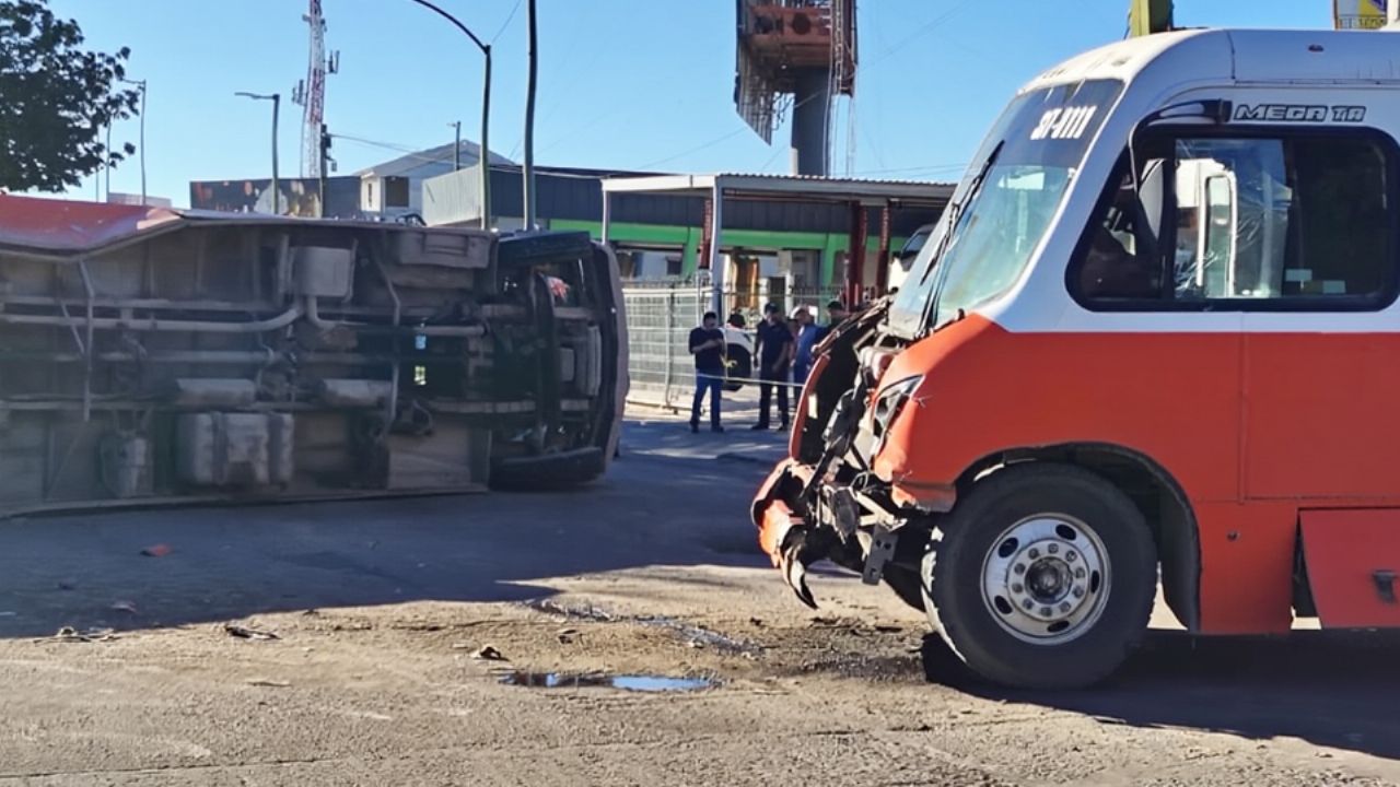 Choque entre dos autobuses termina en volcadura en Hermosillo; hay varias personas heridas